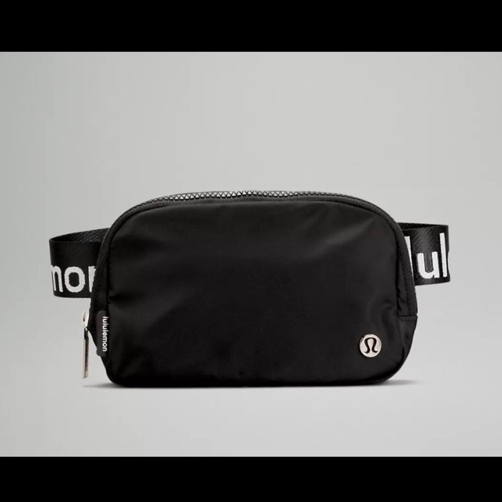 Lululemon everywhere belt bag logo strap